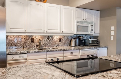 Gravenhurst Cottage | Muskoka Lakeshore Cottage Bliss, Sleeps 10 in winter, 16 in spring, summer, fall