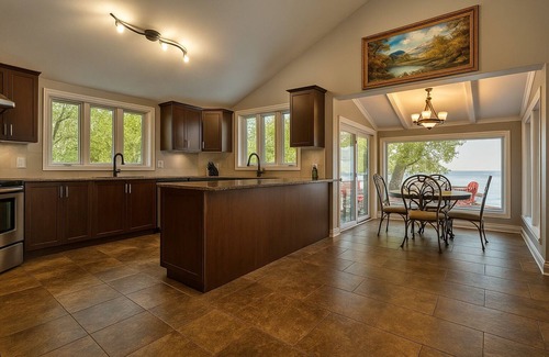Keswick Cottage | Muskoka-Style Lakehouse · Hot Tub · Games · Kayaks · Lake Simcoe