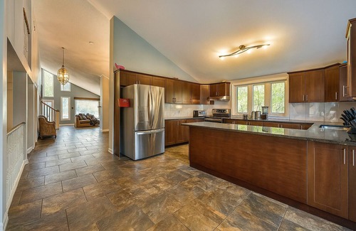 Keswick Cottage | Muskoka-Style Lakehouse · Hot Tub · Games · Kayaks · Lake Simcoe