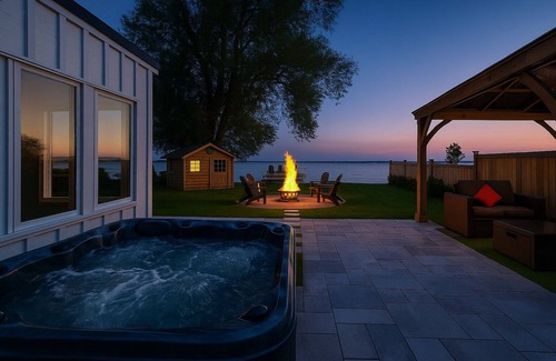 Keswick Cottage | Muskoka-Style Lakehouse · Hot Tub · Games · Kayaks · Lake Simcoe