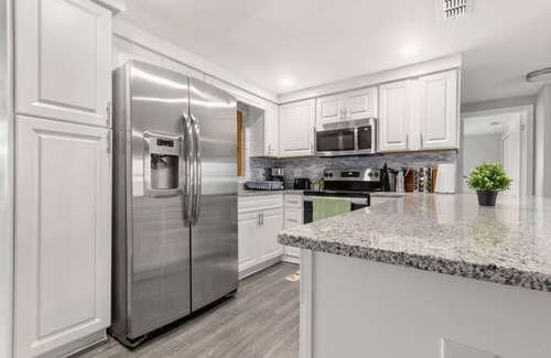 Holiday House | Mustafa Holiday House · Cozy 2 BR home close to Beaches and Sponge Docks!