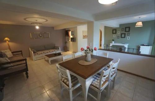 Divarata House | My Home, 2 bedroom house with bbq and garden
