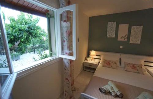 Divarata House | My Home, 2 bedroom house with bbq and garden