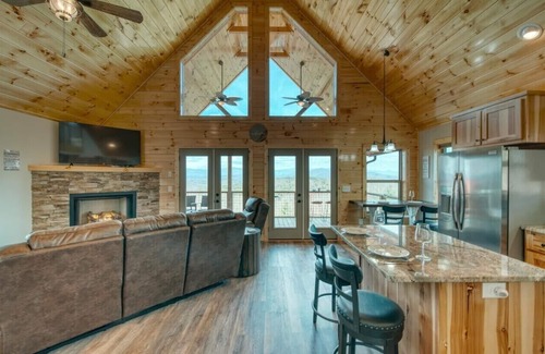 Unaka Cabin | My Mystic Mountain - New Cabin! Hot Tub, 3 fireplaces, Wifi, mins to Hiwassee