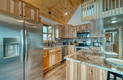 Unaka Cabin | My Mystic Mountain - New Cabin! Hot Tub, 3 fireplaces, Wifi, mins to Hiwassee