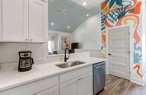 Thunderbolt Cottage | My Sunny Day - Airy Loft W/Mural - 5 Min to SAV By Lucky Savannah