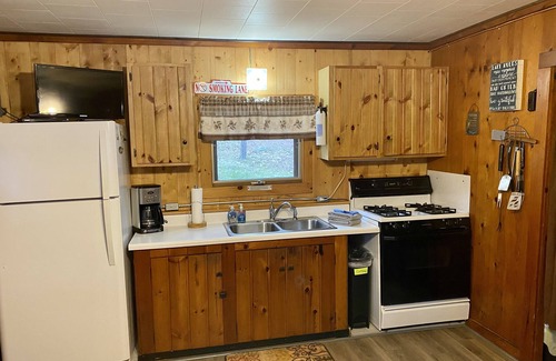 Hazelhurst Cabin | MY-T-Pine Acres Lake Cottage