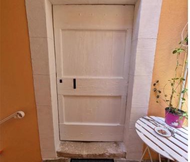 Allegre Les Fumades Apartment | Mya casa