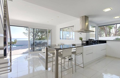 Llanca House | MYFENOLLEDA B - Preciosa casa en Grifeu con piscina compartida y parking