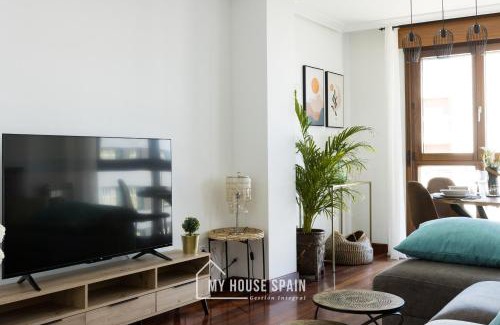 Distrito Oeste Apartment | MyHouseSpain - Playa de poniente, con vistas al mar y parking gratuito