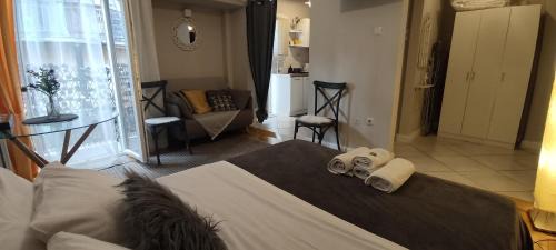 Platia Viktorias Apartment | Myron,Athens - COZY & KING-SIZE BED