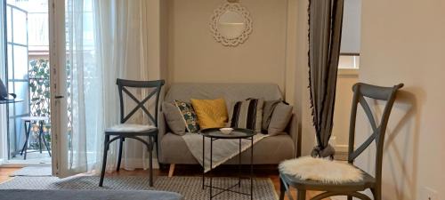 Platia Viktorias Apartment | Myron,Athens - COZY & KING-SIZE BED