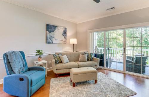Myrtle Beach Apartment | Myrtle Beach Condo with Pool 7 Mi to Downtown!