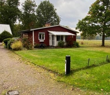 Lockna House | Mysig stuga med kamin och gratis båt