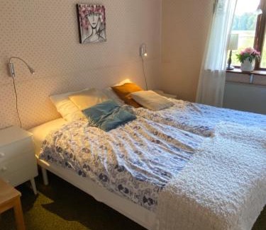 Lockna House | Mysig stuga med kamin och gratis båt