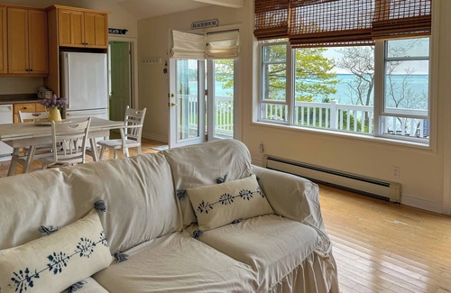 Zurich Cottage | Mystic Bay Lakefront Beach House.
