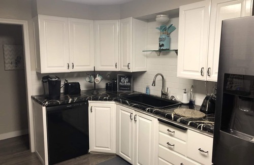 Monroe House | Mystic Manor Monroe 4 Bed Farm House- 10 min walk to Hot springs