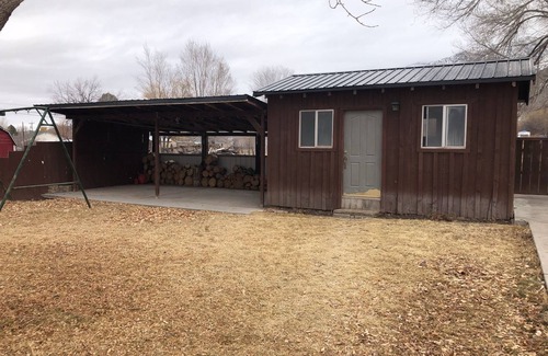 Monroe House | Mystic Manor Monroe 4 Bed Farm House- 10 min walk to Hot springs