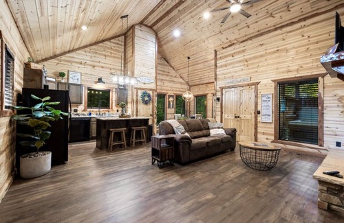 Broken Bow Cabin | Mystic Moon · 🌙 Dreamy Honeymoon Cabin: Egg Chair & Daybed Swing 🌙