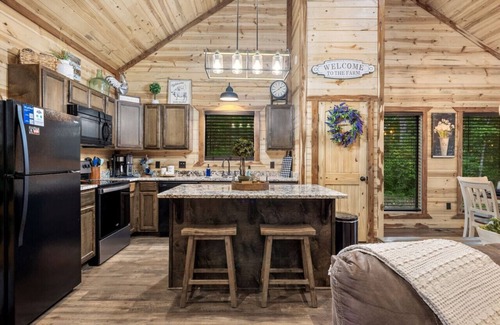 Broken Bow Cabin | Mystic Moon · 🌙 Dreamy Honeymoon Cabin: Egg Chair & Daybed Swing 🌙