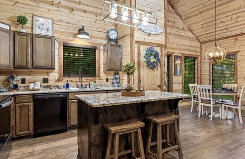 Broken Bow Cabin | Mystic Moon · 🌙 Dreamy Honeymoon Cabin: Egg Chair & Daybed Swing 🌙