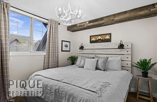 Canmore Ski Chalet | Mystic Mountain Chalet, Heated Outdoor Pool & Hot Tub, Free Parking, Fast Wifi!