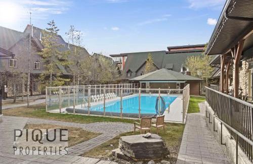 Canmore Ski Chalet | Mystic Mountain Chalet, Heated Outdoor Pool & Hot Tub, Free Parking, Fast Wifi!