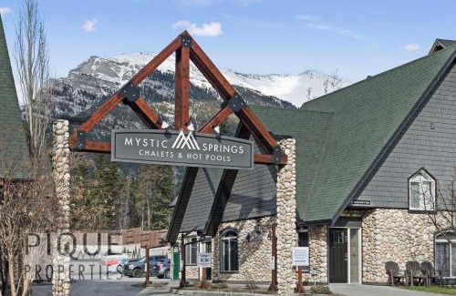 Canmore Ski Chalet | Mystic Mountain Chalet, Heated Outdoor Pool & Hot Tub, Free Parking, Fast Wifi!