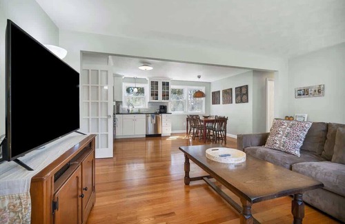 West Mystic House | Mystic Pet Friendly Retreat -Easy walk to Downtown