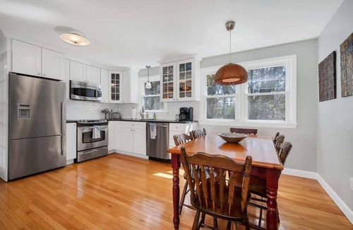 West Mystic House | Mystic Pet Friendly Retreat -Easy walk to Downtown