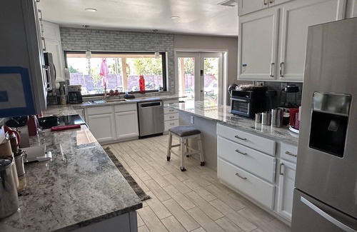 North Mountain House | N.PHX-2Suites-BestYard4Dogs-Duplex-Living area splits masterbeds private-shared