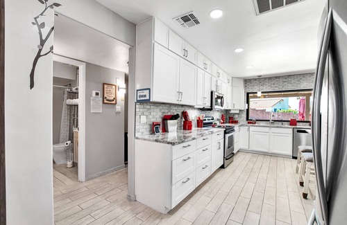 North Mountain House | N.PHX-2Suites-BestYard4Dogs-Duplex-Living area splits masterbeds private-shared