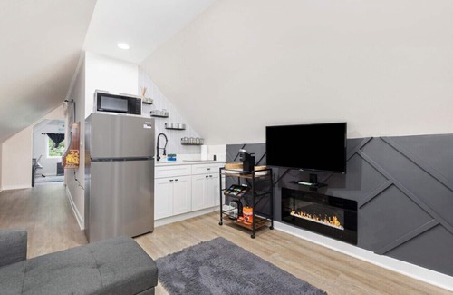 Logan Square Apartment | N Ridgeway · Logan Square Cozy Apartment - Games+Arcade - Patio