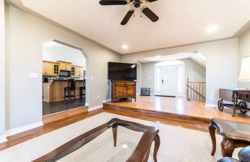 Thames Centre House | n5 Bedroom Private Villa! Heated Pool, HotTub, Fire Pit, Games Room!