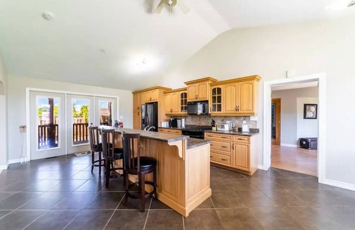 Thames Centre House | n5 Bedroom Private Villa! Heated Pool, HotTub, Fire Pit, Games Room!