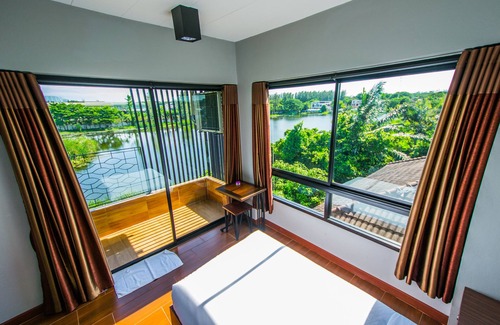Racha Thewa Hotel | Na Siri Lakeview