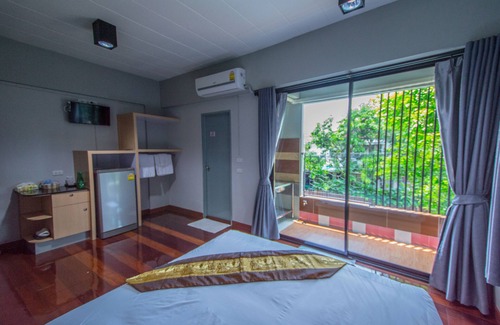Racha Thewa Hotel | Na Siri Lakeview