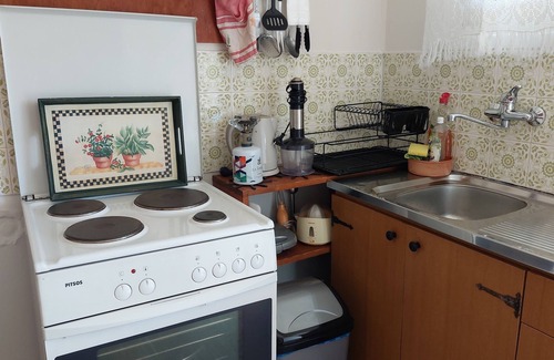 Dilesi House | Nadina's House. Family-sized with garden, close to the beach, 45' from Athens!