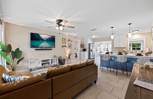 Interchange Square House | Namaste Getaway ☯ Heated Pool/Private Yard -17 mins to the beach!