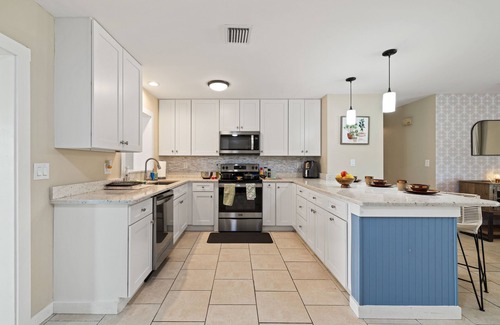 Interchange Square House | Namaste Getaway ☯ Heated Pool/Private Yard -17 mins to the beach!