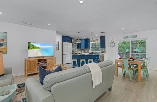 Central Naples House | Naples 3 BDRM/Resort Style/Htd Pool/Hot Tub/BBQ