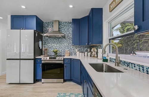 Central Naples House | Naples 3 BDRM/Resort Style/Htd Pool/Hot Tub/BBQ
