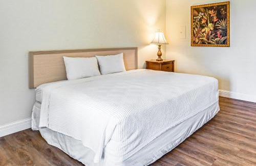 Naples Apartment | Naples Hideaway with Resort Amenities!