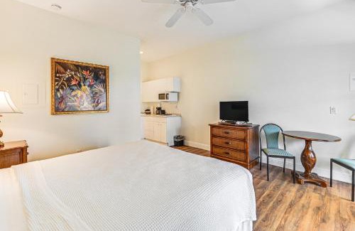 Naples Apartment | Naples Hideaway with Resort Amenities!
