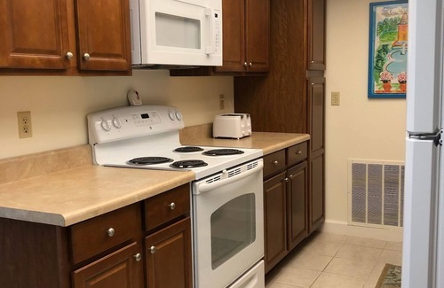 East Naples Condo | Naples-January price lowered! 2 br/2ba, w/pool, W/D, own parking, pet OK too