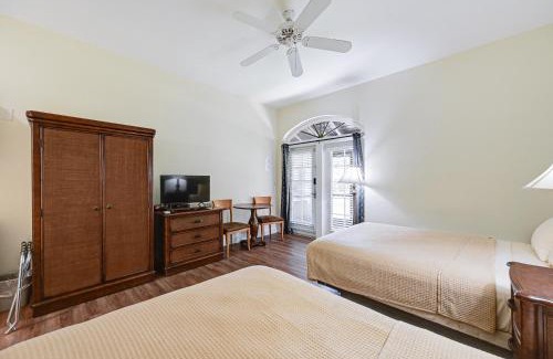 Naples Apartment | Naples Studio with Canal Access!