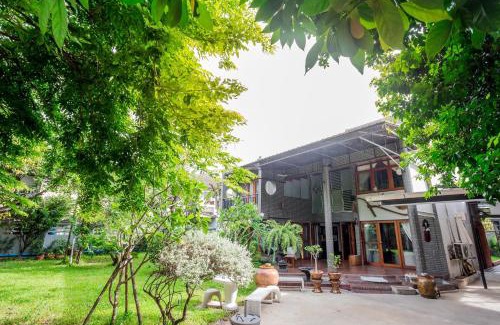 Phra Khanong Bed & Breakfast | Narra House Sukhumvit58