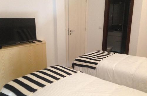 Fatima House | Nas Palhas Deitado