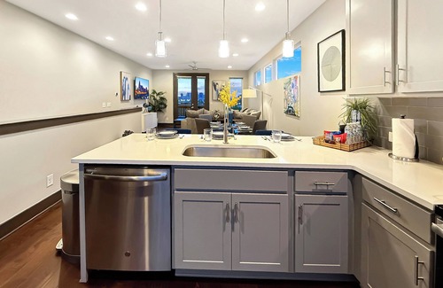 Katie Hill Neighborhood House | Nashville Skyview: Modern Luxury Minutes to Broadway