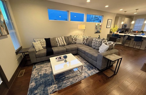 Katie Hill Neighborhood House | Nashville Skyview: Modern Luxury Minutes to Broadway
